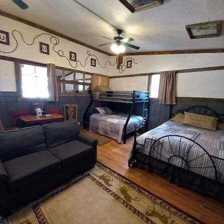 Acorn Hideaways Canton Old West Bunkhouse For 9 - Trail'S End Corral Exterior foto