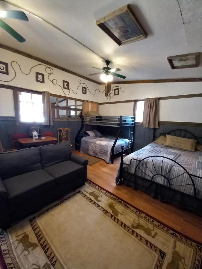 Acorn Hideaways Canton Old West Bunkhouse For 9 - Trail'S End Corral Exterior foto