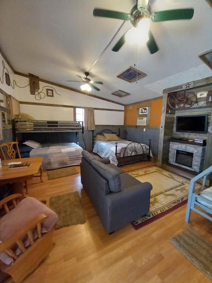 Acorn Hideaways Canton Old West Bunkhouse For 9 - Trail'S End Corral Exterior foto